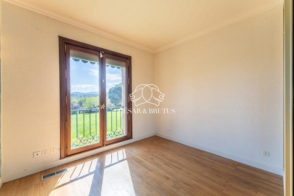 Grezieux-la varenne – Maison d’environ 250 m² – 5 chambres- terrain 8000 m²