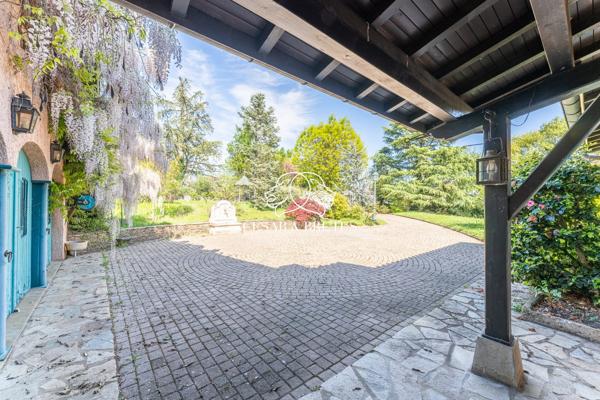 Grezieux-la varenne – Maison d’environ 250 m² – 5 chambres- terrain 8000 m²