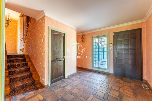 Grezieux-la varenne – Maison d’environ 250 m² – 5 chambres- terrain 8000 m²