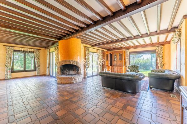 Grezieux-la varenne – Maison d’environ 250 m² – 5 chambres- terrain 8000 m²