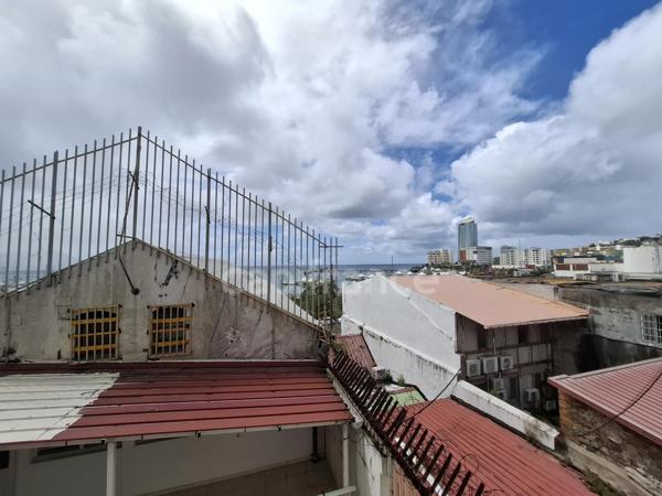 A louer : Local professionnel de 310m² - Centre ville de Fort de France