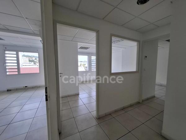 A louer : Local professionnel de 310m² - Centre ville de Fort de France