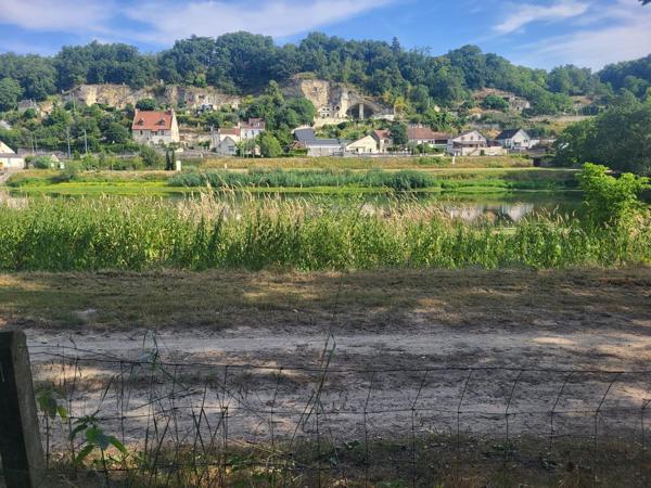 Terrain de loisir, ^proche du cher avec une retenue d'eau, entierement clos, propice au calme a la verdure