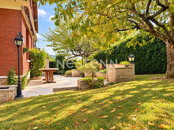Bièvres - Maison familiale 157 m² - 268 m² utiles - Séjour 50 m² - 3 chambres dont suite parentale de plain-pied - Terrain 748 m² divisible - Jardin sans vis-à-vis - Garage - Sous-sol - Fort potentiel - Proche centre-ville et RER C