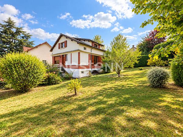 Bièvres - Maison familiale 157 m² - 268 m² utiles - Séjour 50 m² - 3 chambres dont suite parentale de plain-pied - Terrain 748 m² divisible - Jardin sans vis-à-vis - Garage - Sous-sol - Fort potentiel - Proche centre-ville et RER C