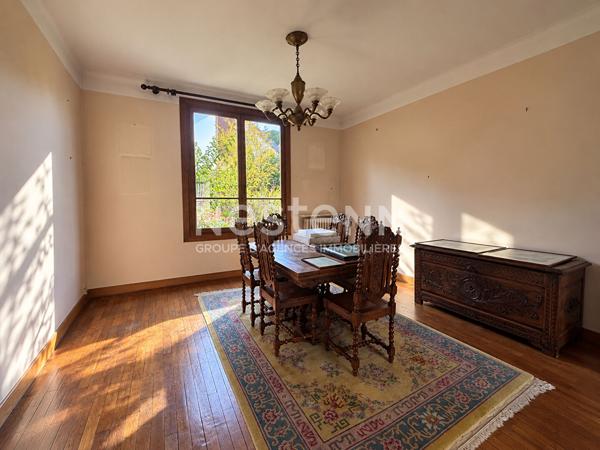 Bièvres - Maison familiale 157 m² - 268 m² utiles - Séjour 50 m² - 3 chambres dont suite parentale de plain-pied - Terrain 748 m² divisible - Jardin sans vis-à-vis - Garage - Sous-sol - Fort potentiel - Proche centre-ville et RER C