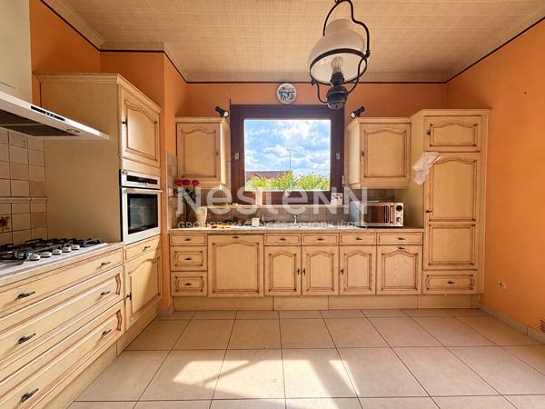 Bièvres - Maison familiale 157 m² - 268 m² utiles - Séjour 50 m² - 3 chambres dont suite parentale de plain-pied - Terrain 748 m² divisible - Jardin sans vis-à-vis - Garage - Sous-sol - Fort potentiel - Proche centre-ville et RER C