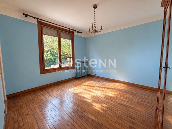 Bièvres - Maison familiale 157 m² - 268 m² utiles - Séjour 50 m² - 3 chambres dont suite parentale de plain-pied - Terrain 748 m² divisible - Jardin sans vis-à-vis - Garage - Sous-sol - Fort potentiel - Proche centre-ville et RER C