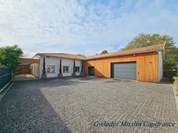 Immense locaux d'activité à EYSINES de 441m² avec maison contemporaine de 9 pièces