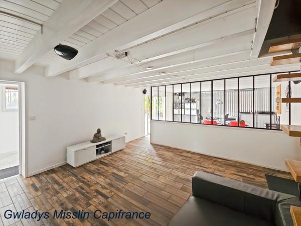 Immense locaux d'activité à EYSINES de 441m² avec maison contemporaine de 9 pièces