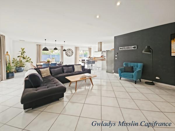 Immense locaux d'activité à EYSINES de 441m² avec maison contemporaine de 9 pièces