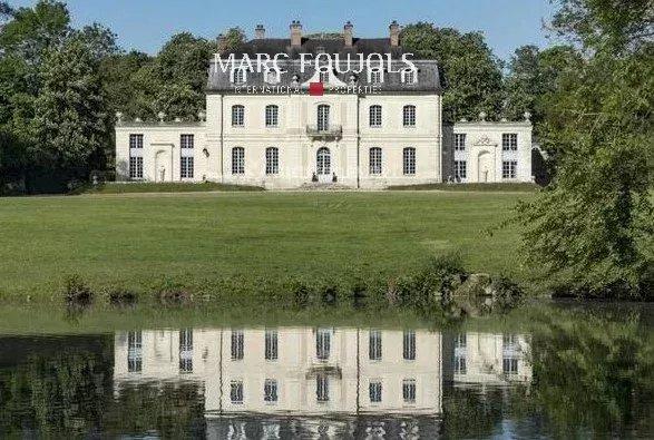 Élégant château du XVIIIe siècle d’environ 1 800 m², situé sur un domaine de 71 hectares avec un potentiel constructible de 2 500 m², à moins d’une heure de Paris.