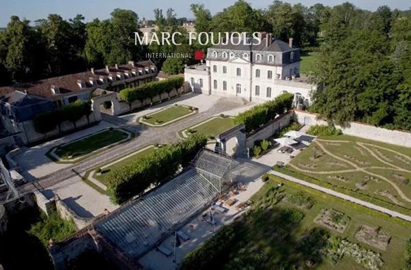 Élégant château du XVIIIe siècle d’environ 1 800 m², situé sur un domaine de 71 hectares avec un potentiel constructible de 2 500 m², à moins d’une heure de Paris.