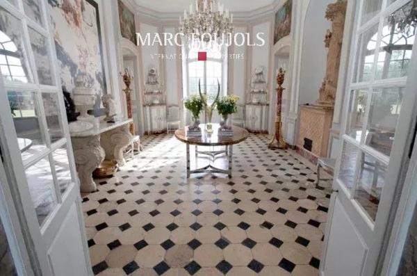 Élégant château du XVIIIe siècle d’environ 1 800 m², situé sur un domaine de 71 hectares avec un potentiel constructible de 2 500 m², à moins d’une heure de Paris.