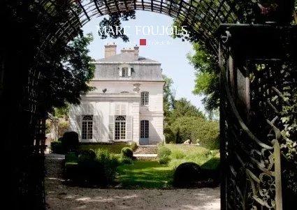 Élégant château du XVIIIe siècle d’environ 1 800 m², situé sur un domaine de 71 hectares avec un potentiel constructible de 2 500 m², à moins d’une heure de Paris.