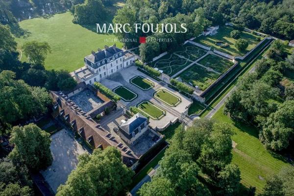 Élégant château du XVIIIe siècle d’environ 1 800 m², situé sur un domaine de 71 hectares avec un potentiel constructible de 2 500 m², à moins d’une heure de Paris.