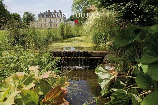 Élégant château du XVIIIe siècle d’environ 1 800 m², situé sur un domaine de 71 hectares avec un potentiel constructible de 2 500 m², à moins d’une heure de Paris.