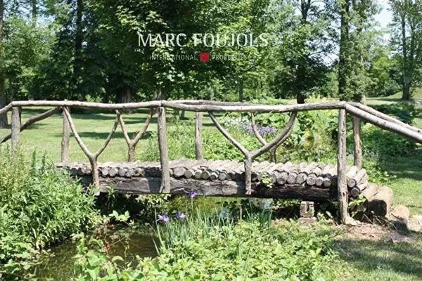 Élégant château du XVIIIe siècle d’environ 1 800 m², situé sur un domaine de 71 hectares avec un potentiel constructible de 2 500 m², à moins d’une heure de Paris.
