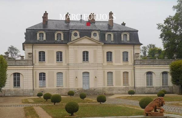 Élégant château du XVIIIe siècle d’environ 1 800 m², situé sur un domaine de 71 hectares avec un potentiel constructible de 2 500 m², à moins d’une heure de Paris.