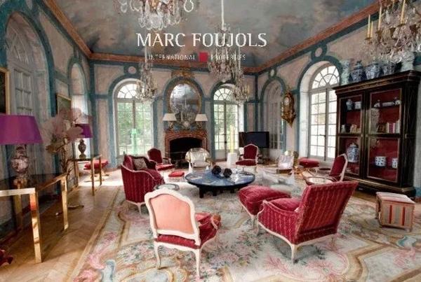 Élégant château du XVIIIe siècle d’environ 1 800 m², situé sur un domaine de 71 hectares avec un potentiel constructible de 2 500 m², à moins d’une heure de Paris.
