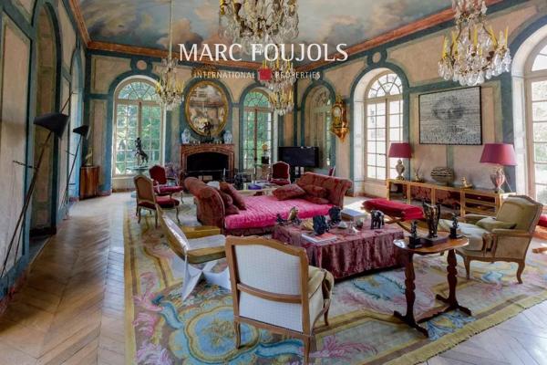 Élégant château du XVIIIe siècle d’environ 1 800 m², situé sur un domaine de 71 hectares avec un potentiel constructible de 2 500 m², à moins d’une heure de Paris.