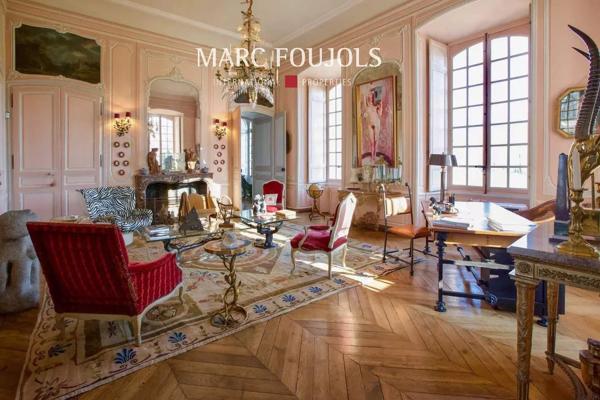Élégant château du XVIIIe siècle d’environ 1 800 m², situé sur un domaine de 71 hectares avec un potentiel constructible de 2 500 m², à moins d’une heure de Paris.