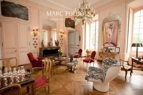 Élégant château du XVIIIe siècle d’environ 1 800 m², situé sur un domaine de 71 hectares avec un potentiel constructible de 2 500 m², à moins d’une heure de Paris.