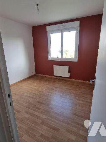 A VENDRE, sur la commune du HORPS, un pavillon individuel de plain-pied, construit dans les ann...