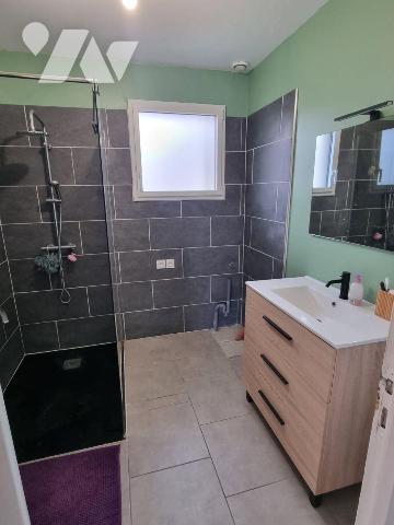 A VENDRE, sur la commune du HORPS, un pavillon individuel de plain-pied, construit dans les ann...