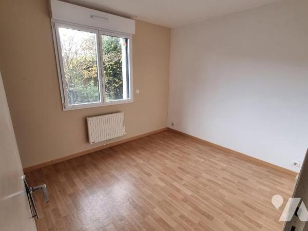 A VENDRE, sur la commune du HORPS, un pavillon individuel de plain-pied, construit dans les ann...