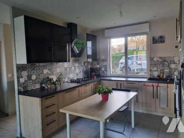 A VENDRE, sur la commune du HORPS, un pavillon individuel de plain-pied, construit dans les ann...