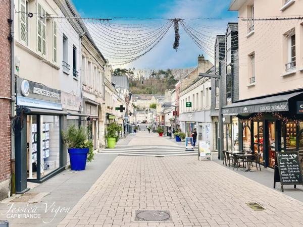 GRANDE MAISON FAMILIALE - 215 m² - CENTRE-VILLE MONTIVILLIERS – 5 Chambres – GRAND GARAGE – Jardin Paysagé de 490 m² - STUDIO INDÉPENDANT