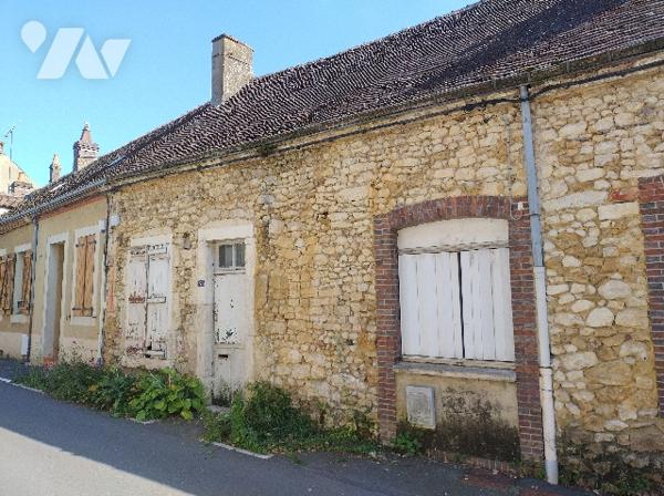 Au THEIL SUR HUISNE, maison de bourg à rénover entièrement 
RDC : cuisine, séjour, 2 chambres, SDB