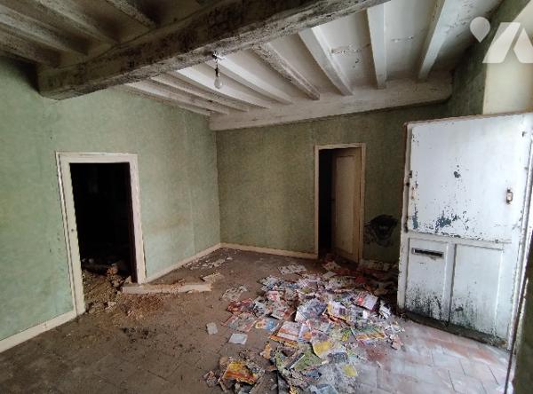Au THEIL SUR HUISNE, maison de bourg à rénover entièrement 
RDC : cuisine, séjour, 2 chambres, SDB