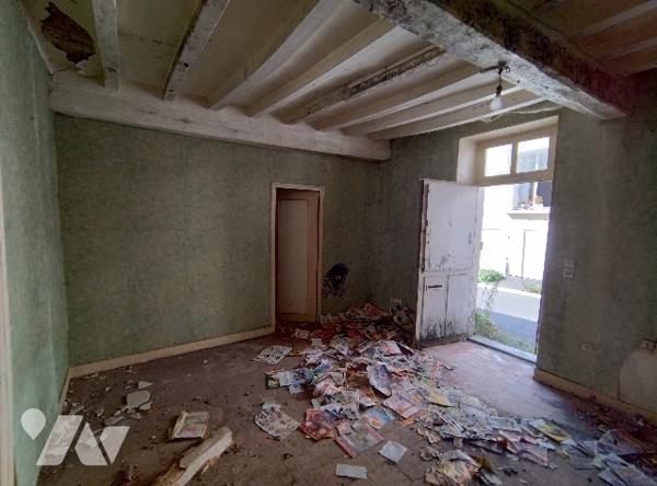 Au THEIL SUR HUISNE, maison de bourg à rénover entièrement 
RDC : cuisine, séjour, 2 chambres, SDB