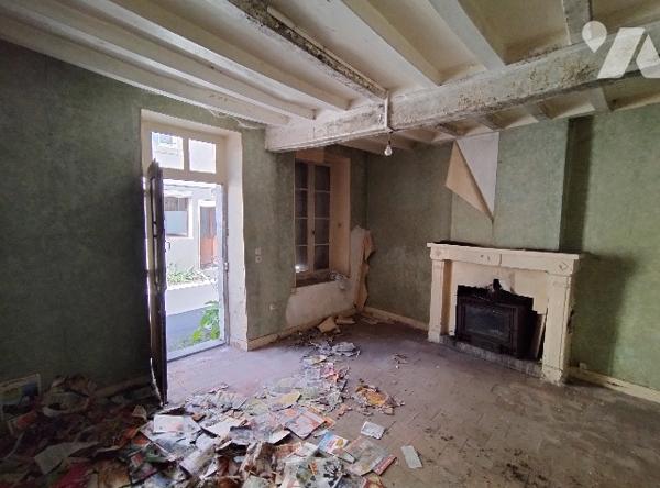Au THEIL SUR HUISNE, maison de bourg à rénover entièrement 
RDC : cuisine, séjour, 2 chambres, SDB