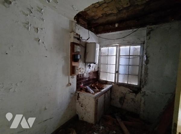 Au THEIL SUR HUISNE, maison de bourg à rénover entièrement 
RDC : cuisine, séjour, 2 chambres, SDB