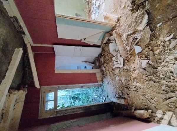 Au THEIL SUR HUISNE, maison de bourg à rénover entièrement 
RDC : cuisine, séjour, 2 chambres, SDB