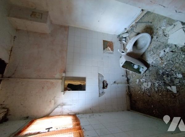 Au THEIL SUR HUISNE, maison de bourg à rénover entièrement 
RDC : cuisine, séjour, 2 chambres, SDB