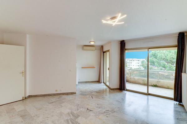 Appartement 2 pièces dernier étage dans résidence avec piscine et gardien