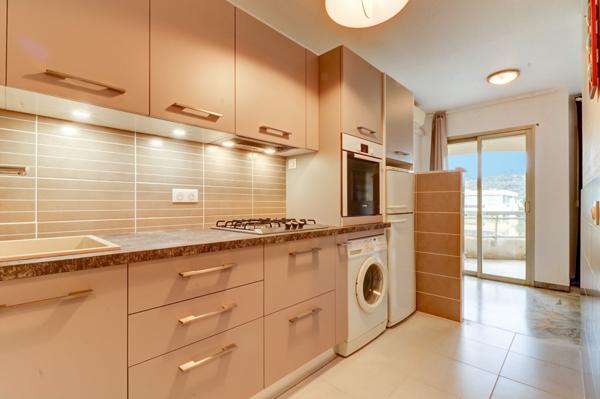 Appartement 2 pièces dernier étage dans résidence avec piscine et gardien