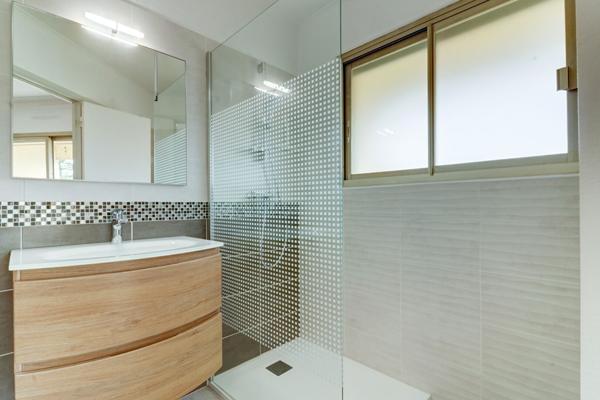 Appartement 2 pièces dernier étage dans résidence avec piscine et gardien