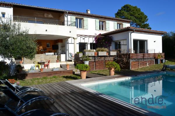 Propriété contemporaine au calme absolu avec piscine, trois appartements indépendants.