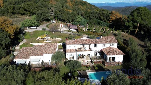 Propriété contemporaine au calme absolu avec piscine, trois appartements indépendants.