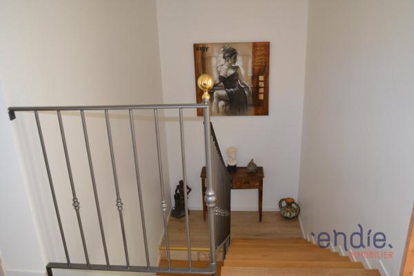 Propriété contemporaine au calme absolu avec piscine, trois appartements indépendants.