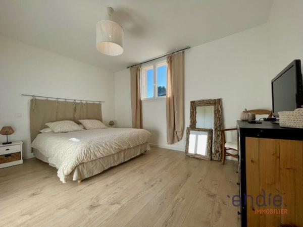 Propriété contemporaine au calme absolu avec piscine, trois appartements indépendants.