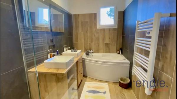 Propriété contemporaine au calme absolu avec piscine, trois appartements indépendants.