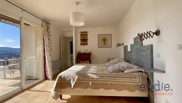 Propriété contemporaine au calme absolu avec piscine, trois appartements indépendants.