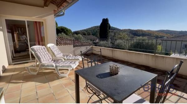 Propriété contemporaine au calme absolu avec piscine, trois appartements indépendants.