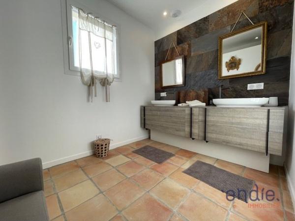 Propriété contemporaine au calme absolu avec piscine, trois appartements indépendants.